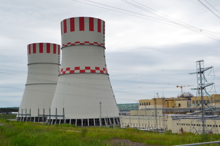 Chłodnie kominowe elektrowni atomowej w Nowoworonieżu. Fot. Flávia Villela/Agência Brasil